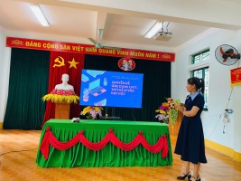 Cô giáo Đặng Thị Ly Ly - giáo viên bộ môn Tin học trao đổi chuyên đề.