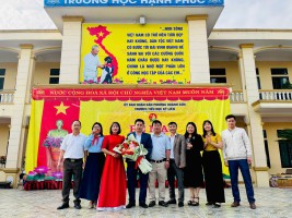 BCH hội cha mẹ học sinh tặng hoa chúc mừng