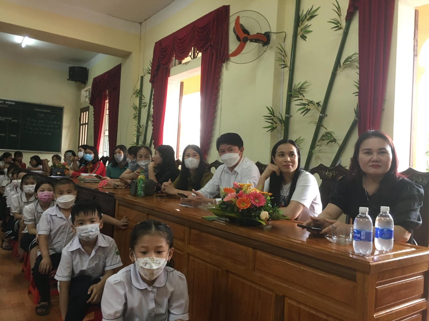 Cô giáo Nguyễn Thị Tường Vân – phó Trưởng phòng Giáo dục và Đào tạo cũng đã về tham dự buổi lễ.