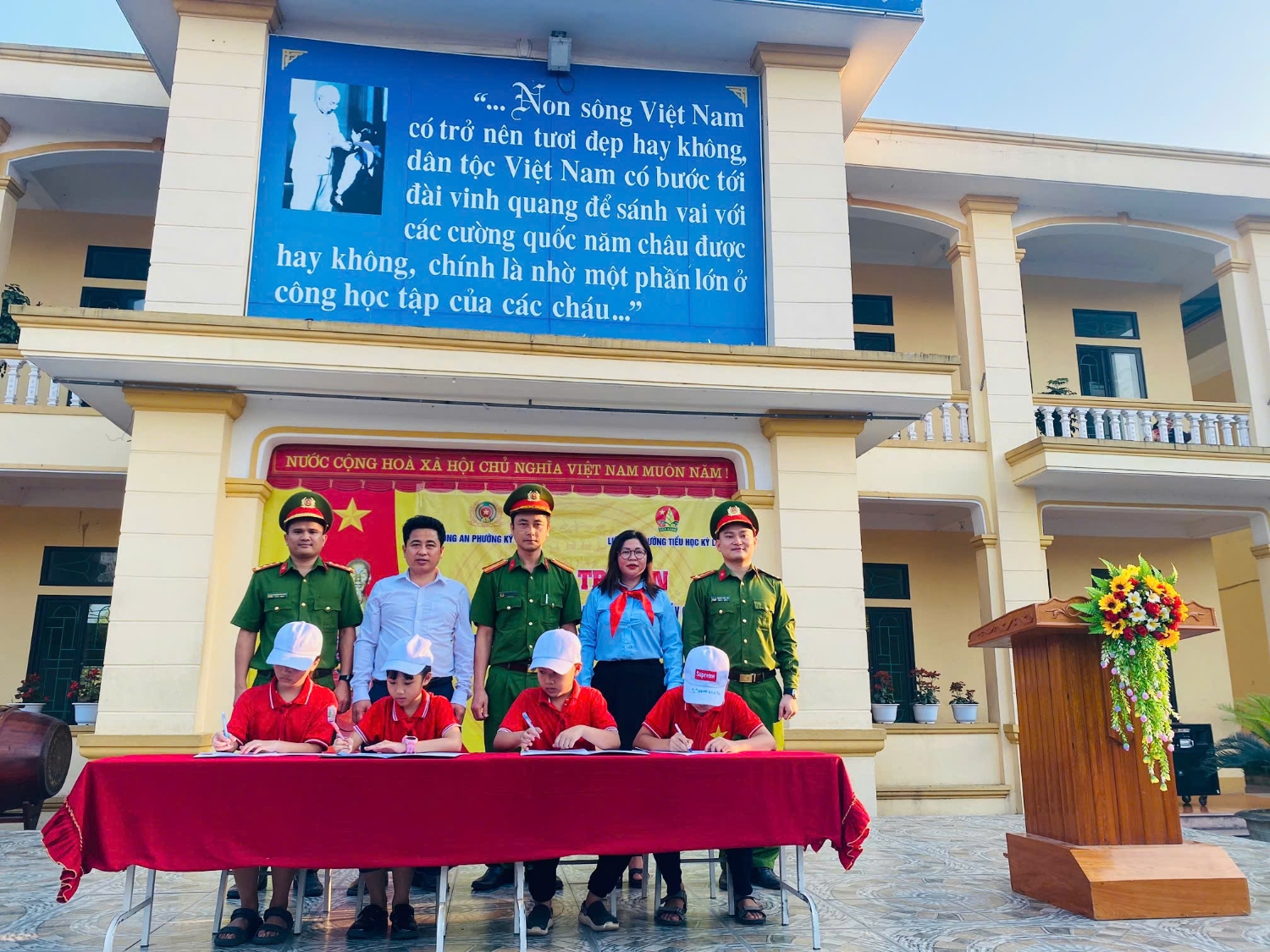 Đại diện học sinh toàn trường ký cam kết an toàn giao thông và phòng chống cháy nổ