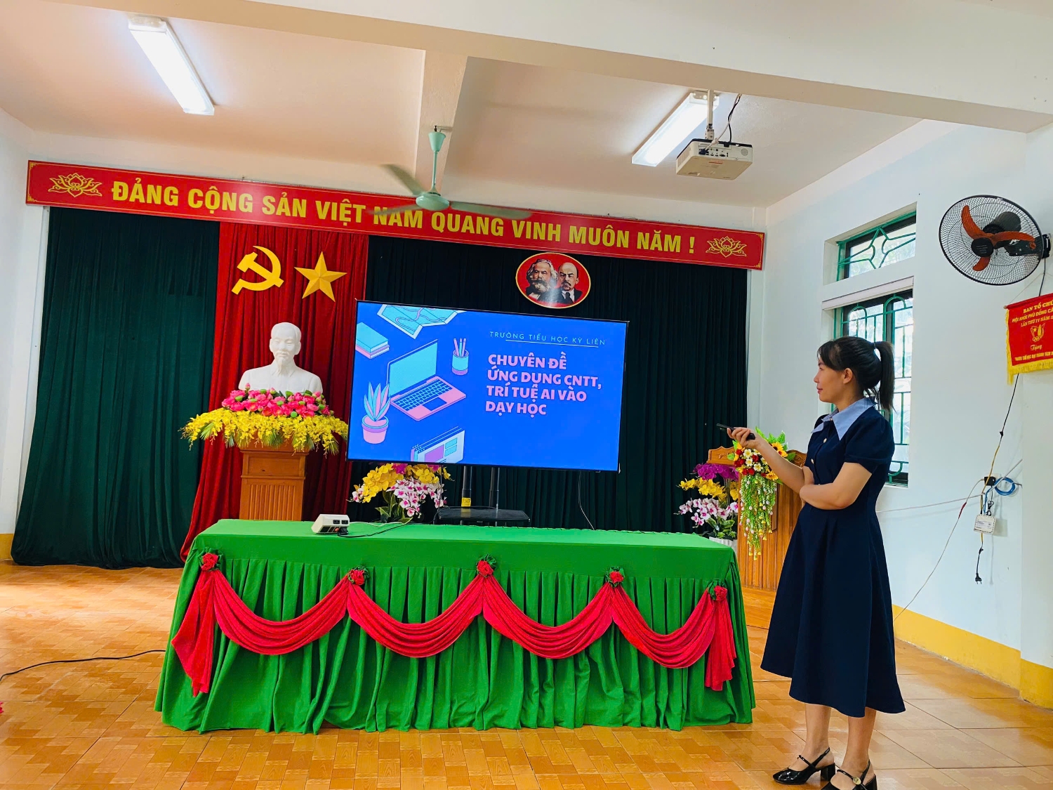 Cô giáo Đặng Thị Ly Ly - giáo viên bộ môn Tin học trao đổi chuyên đề.