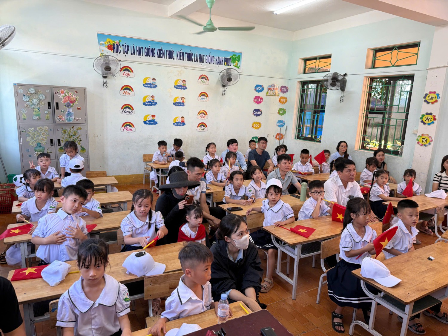Phụ huynh cùng đồng hành, chia sẻ niềm vui ngày khai giảng với các con ngay tại lớp học – khoảnh khắc ấm áp, gắn kết gia đình và nhà trường