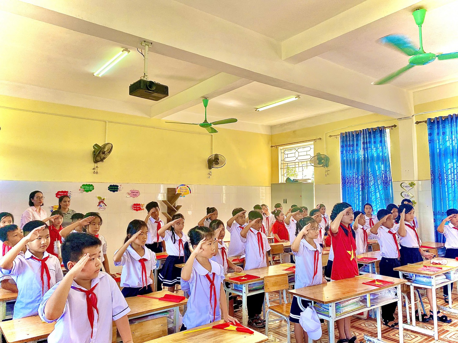Trong không khí trang nghiêm của ngày khai giảng, các em học sinh tham gia lễ chào cờ trực tuyến tại lớp học, thể hiện tinh thần nghiêm túc và niềm tự hào trong ngày đầu năm học mới.