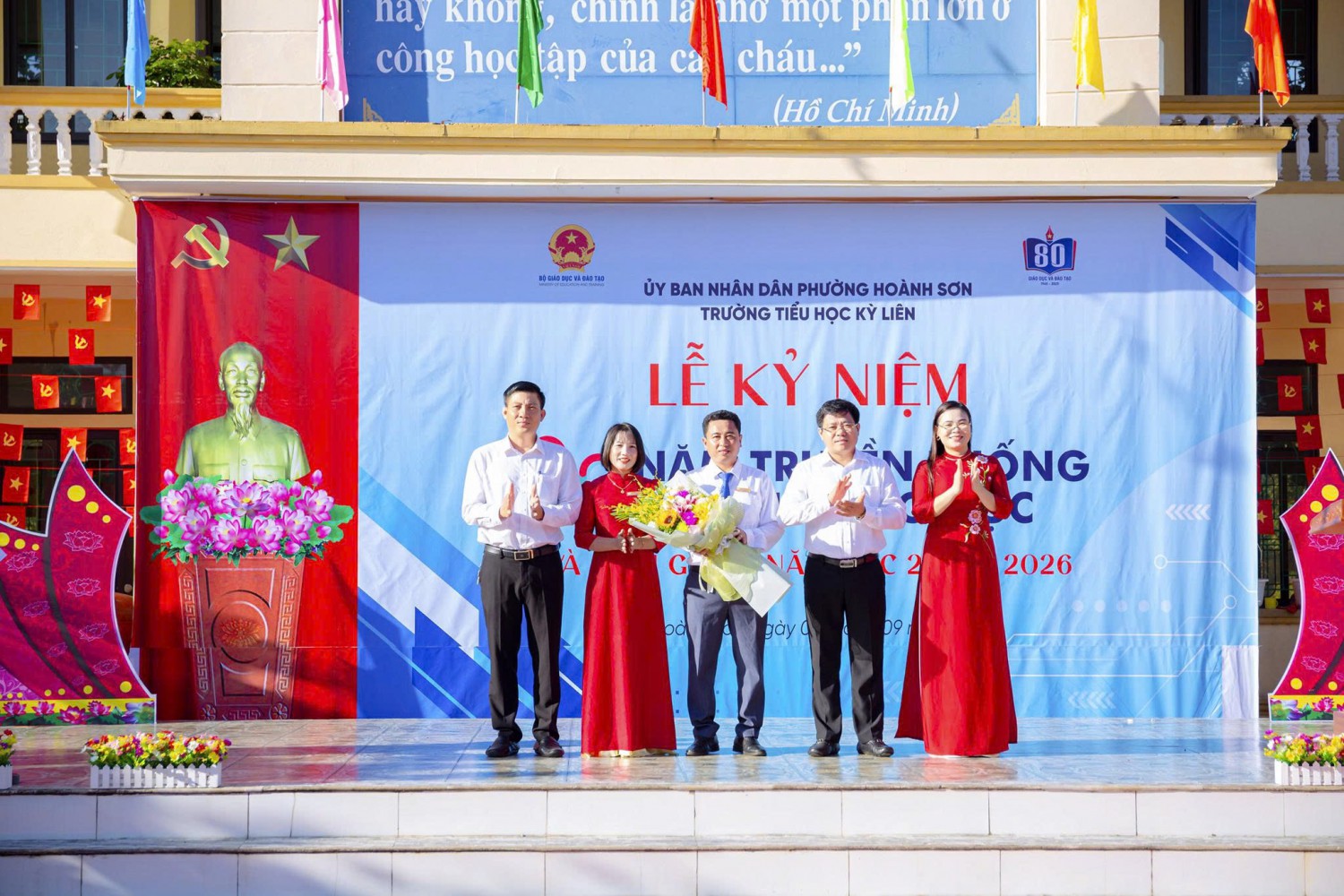 Đại biểu UBND phường Hoành Sơn tặng hoa chúc mừng nhà trường nhân dịp lễ khai giảng năm học mới.