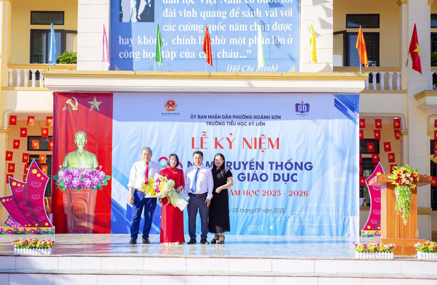 Những bó hoa tươi thắm đến từ BCH hội cha mẹ học sinh.