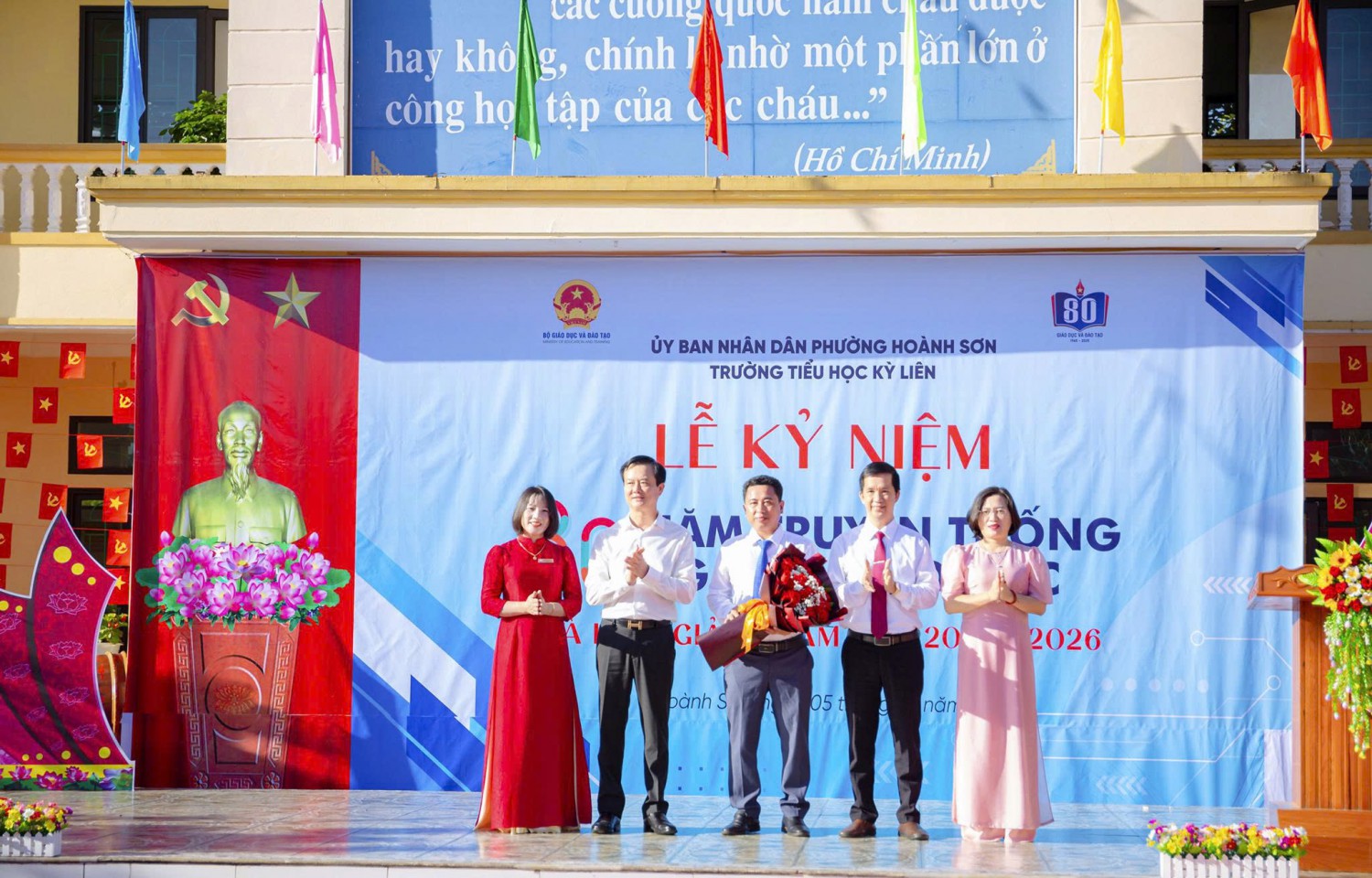 Các cđồng chí đại biểu tỉnh tặng hoa chúc mừng cho nhà trường nhân dịp khai giảng năm học mới.